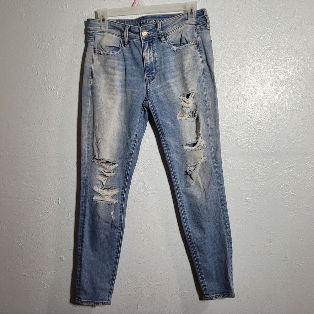 American Eagle Women's Light Wash Distressed Jeans- Size 6